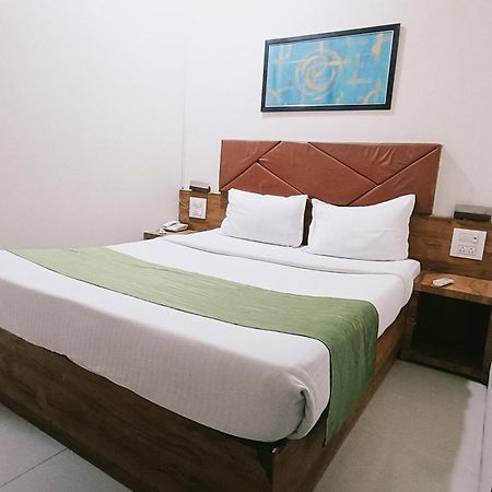 Hotel Comfort- Andheri West Мумбаи Экстерьер фото