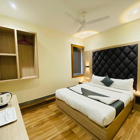 Hotel Comfort- Andheri West Мумбаи Экстерьер фото