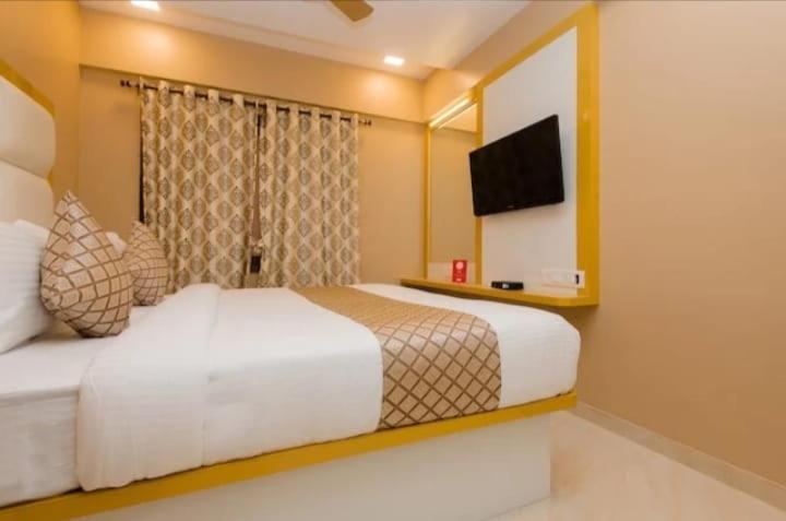 Hotel Comfort- Andheri West Мумбаи Экстерьер фото