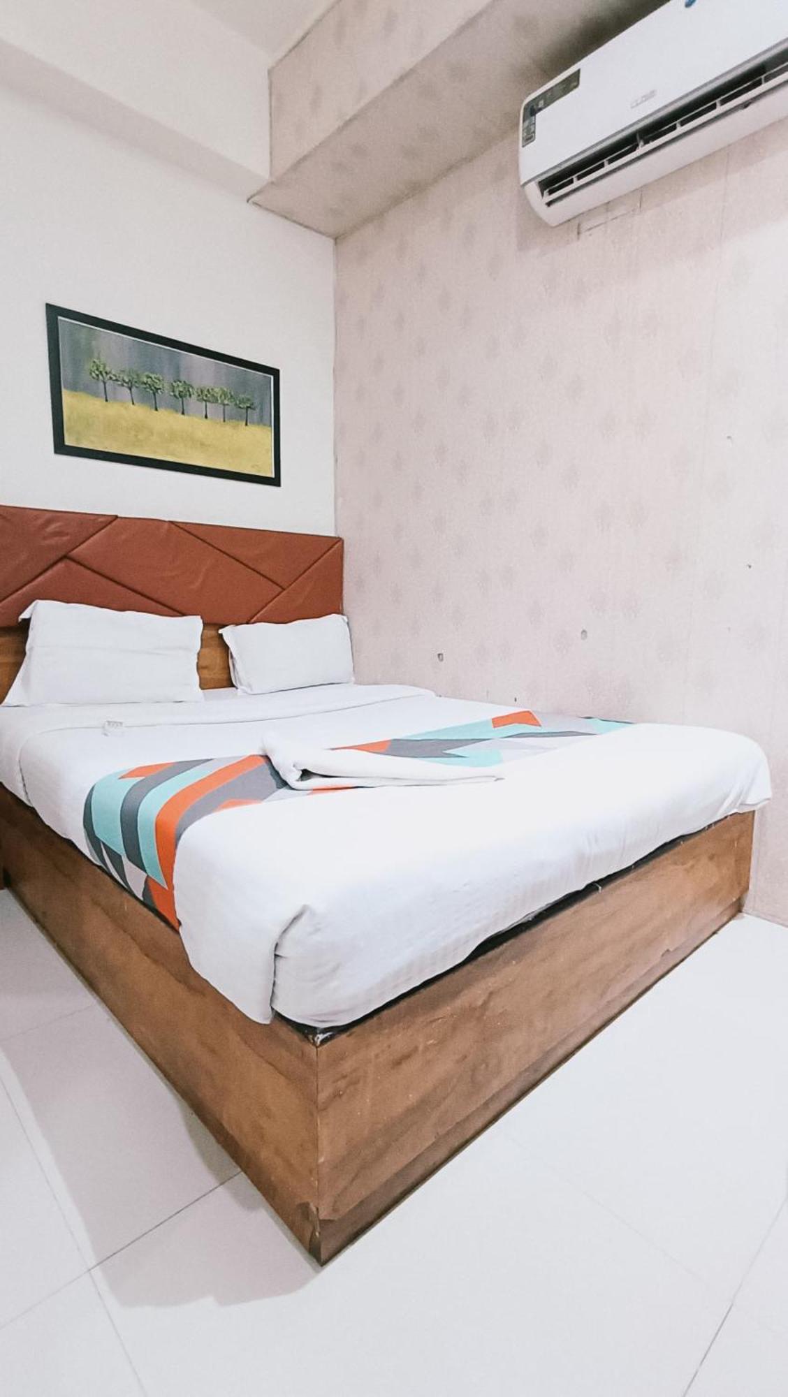 Hotel Comfort- Andheri West Мумбаи Экстерьер фото