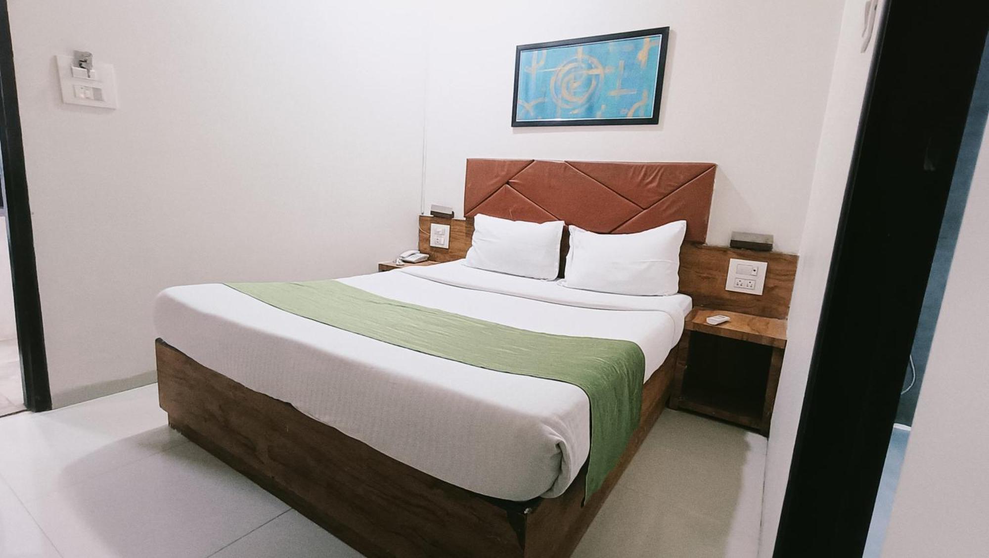 Hotel Comfort- Andheri West Мумбаи Экстерьер фото