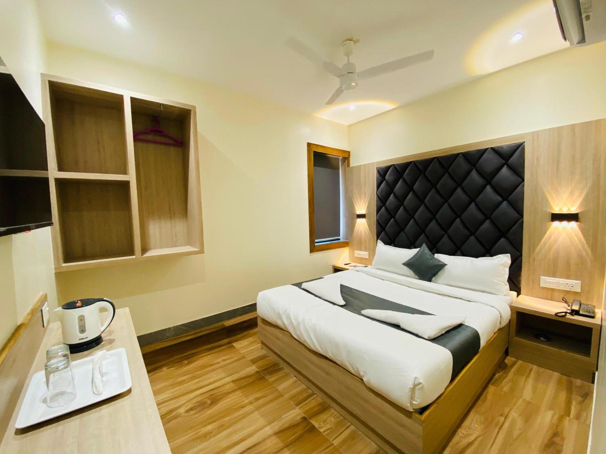 Hotel Comfort- Andheri West Мумбаи Экстерьер фото